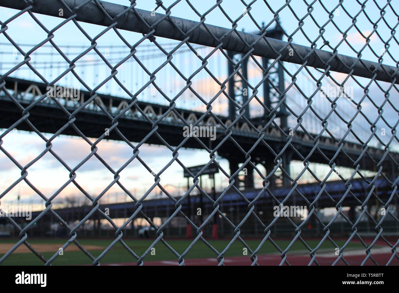 Bella città di New York prima del tramonto a destra sotto il ponte di Manhattan. Il lucernario è meravigliosa con tonalità naturali. Non modificate. Spero che questo vi serve. Foto Stock