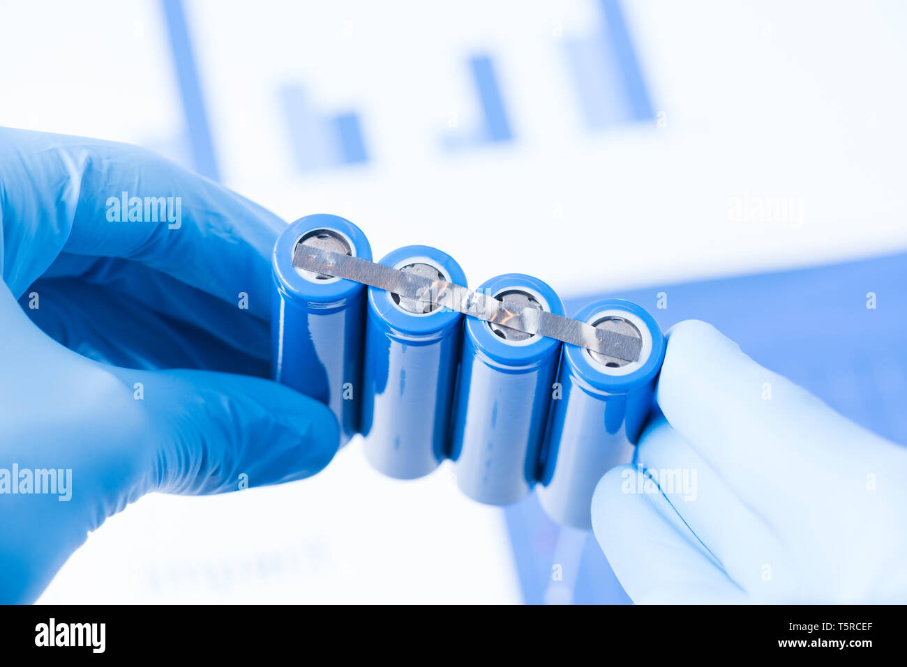 Scienziato fila di attesa di accumulatori, la ricerca di un nuovo tipo di concetto della batteria Foto Stock