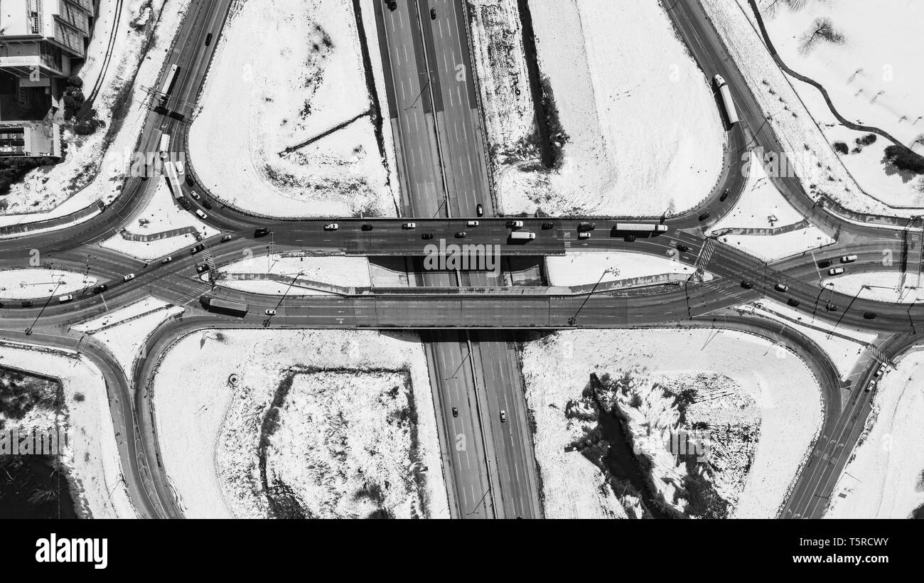 Un drone / vista aerea di rampe di autostrada con la guida dei veicoli. Foto Stock