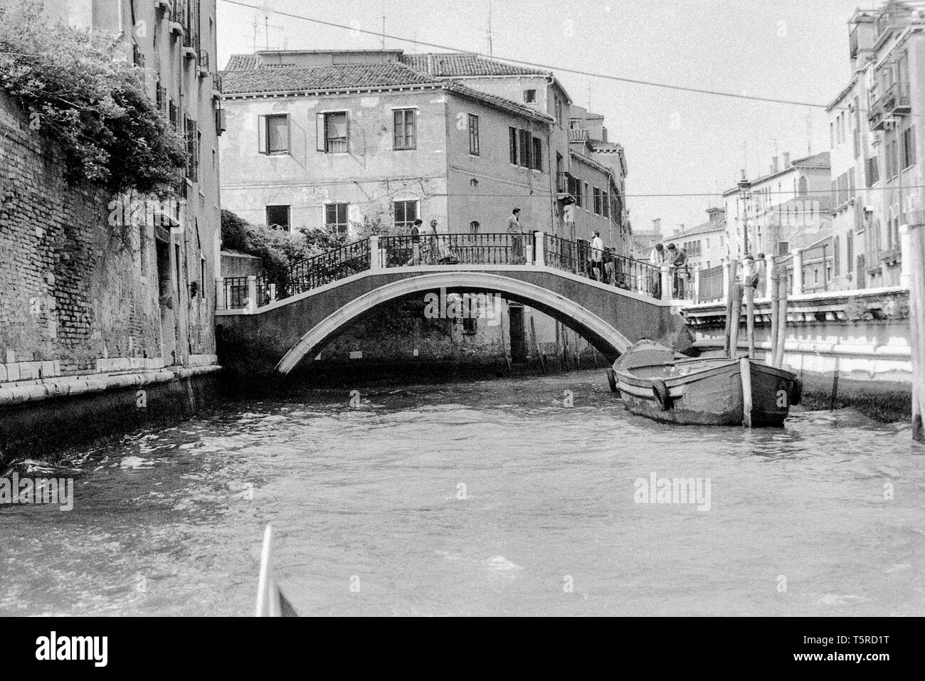 Venezia - Italia - 1980 - foto in bianco e nero: caratteristica venezia canal, stretta tra le case con un piccolo ponte in primo piano Foto Stock