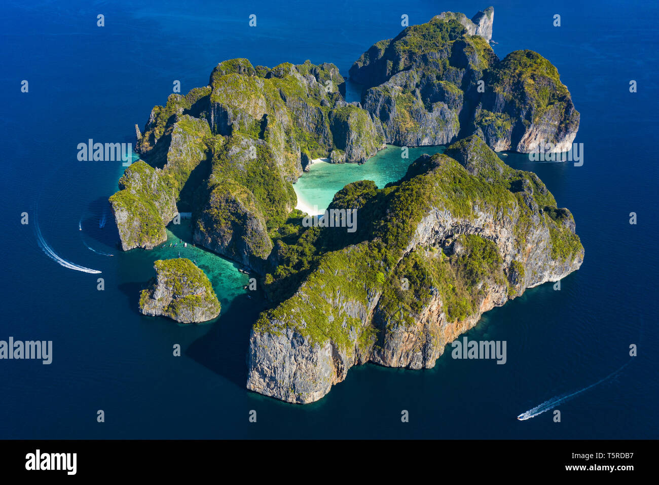 Vista da sopra, splendida vista aerea di Koh Phi Phi Leh (le Isole Phi Phi) con la bellissima baia di Maya. Foto Stock