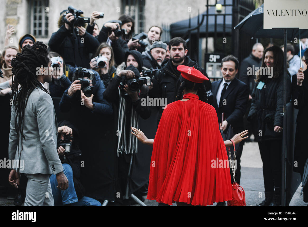 Parigi, Francia - 02 Marzo 2019: Street style fotografi durante la settimana della moda di Parigi - PFWFW19 Foto Stock