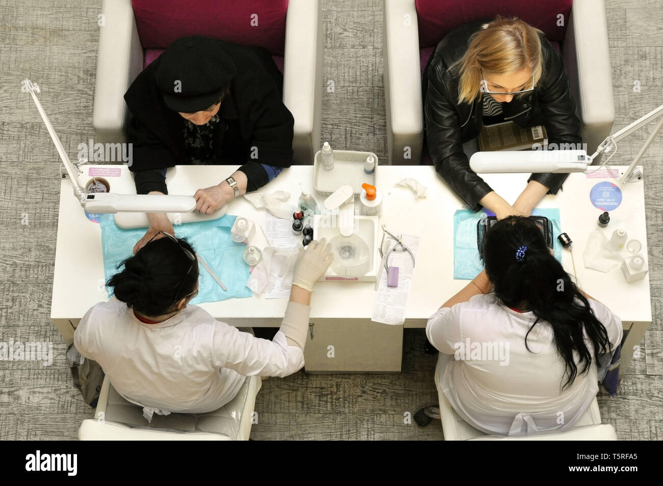 Aprile 20, 2019: Mosca, Russia - manicure masters a lavoro. Vista superiore del centro commerciale Foto Stock