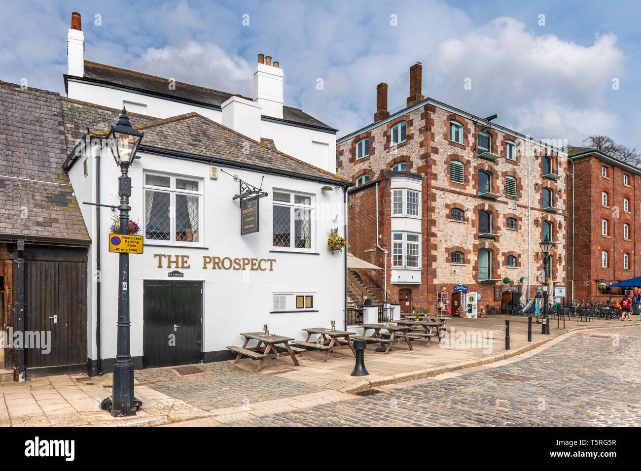 Exeter Quay si trova accanto al fiume Exe e Exeter Ship Canal. Dopo che le ferrovie hanno raggiunto Exeter nel 1840 l'utilizzazione dei corsi d'acqua ha iniziato a dec Foto Stock