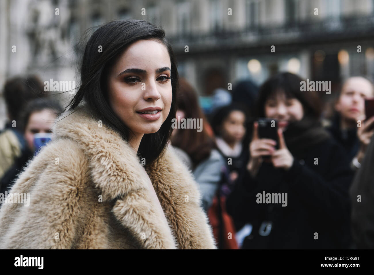 Parigi, Francia - Marzo 04, 2019: Moda personalità braccato da street style fotografi durante la settimana della moda di Parigi - PFWFW19 Foto Stock
