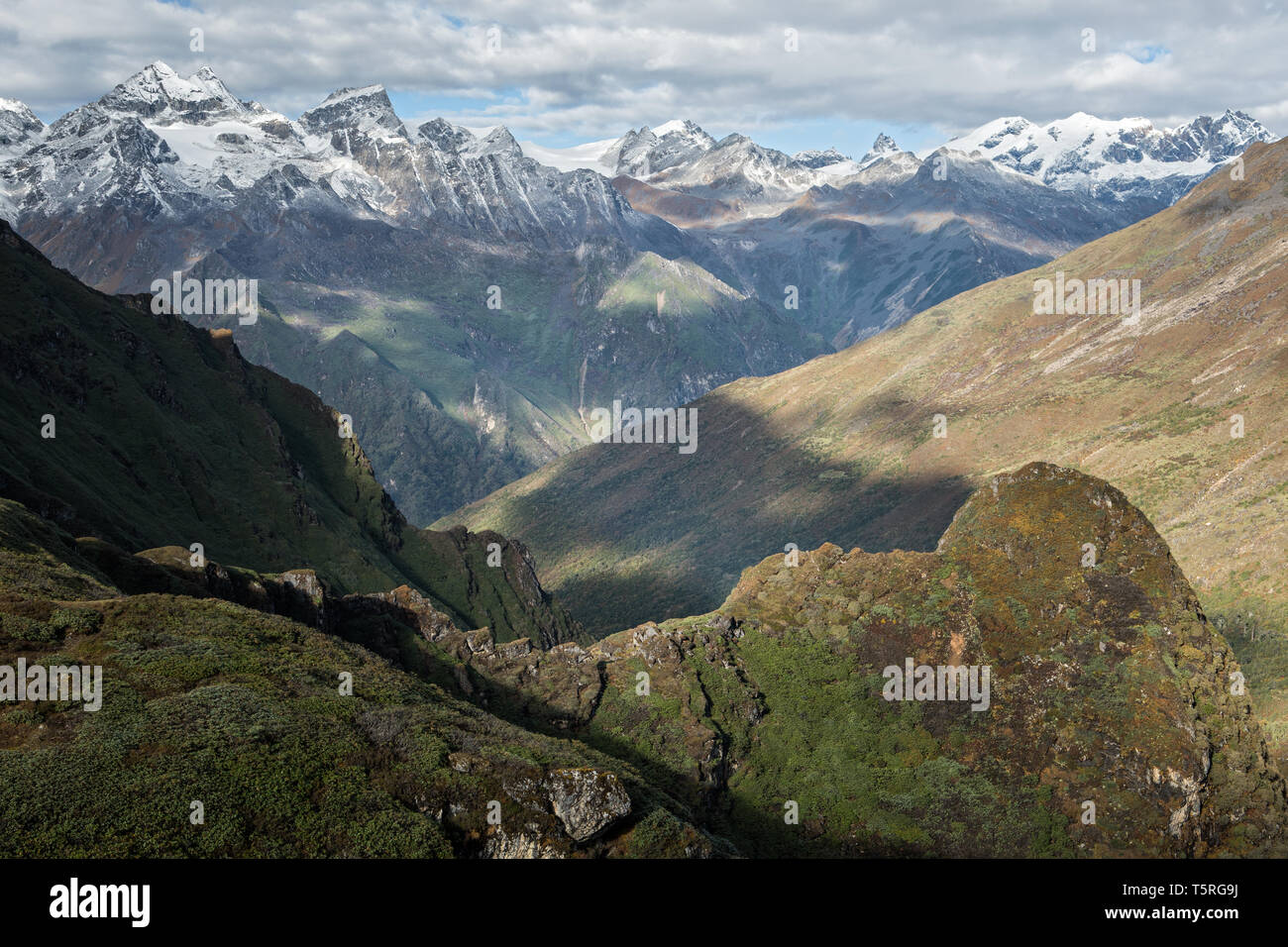 Montagne tra Woche e Keche La pass, Gasa distretto, Snowman Trek, Bhutan Foto Stock