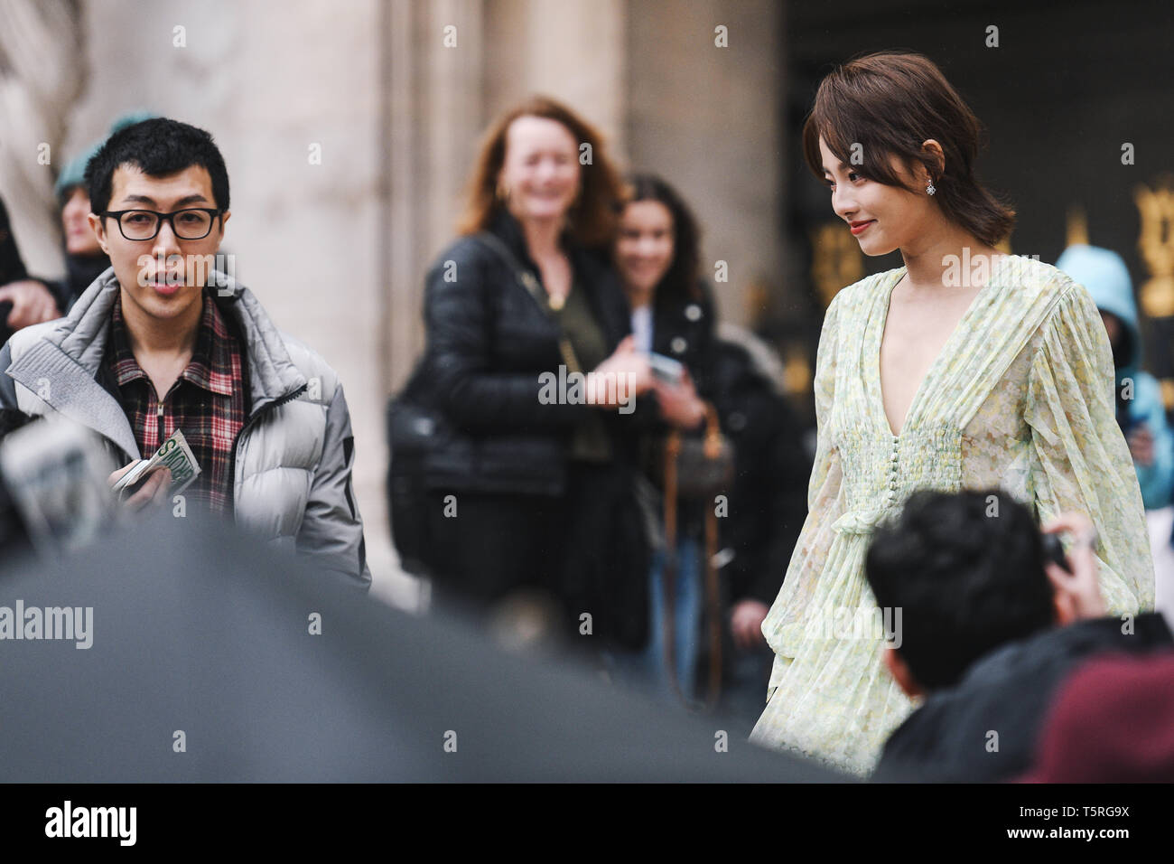 Parigi, Francia - Marzo 04, 2019: Moda personalità braccato da street style fotografi durante la settimana della moda di Parigi - PFWFW19 Foto Stock