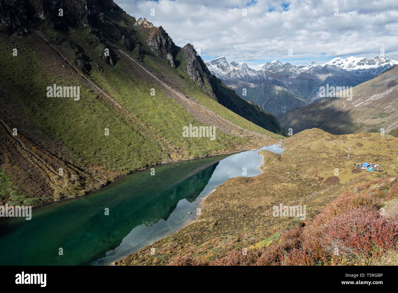 Lago di montagna e Thrika camp, Gasa distretto, Snowman Trek, Bhutan Foto Stock