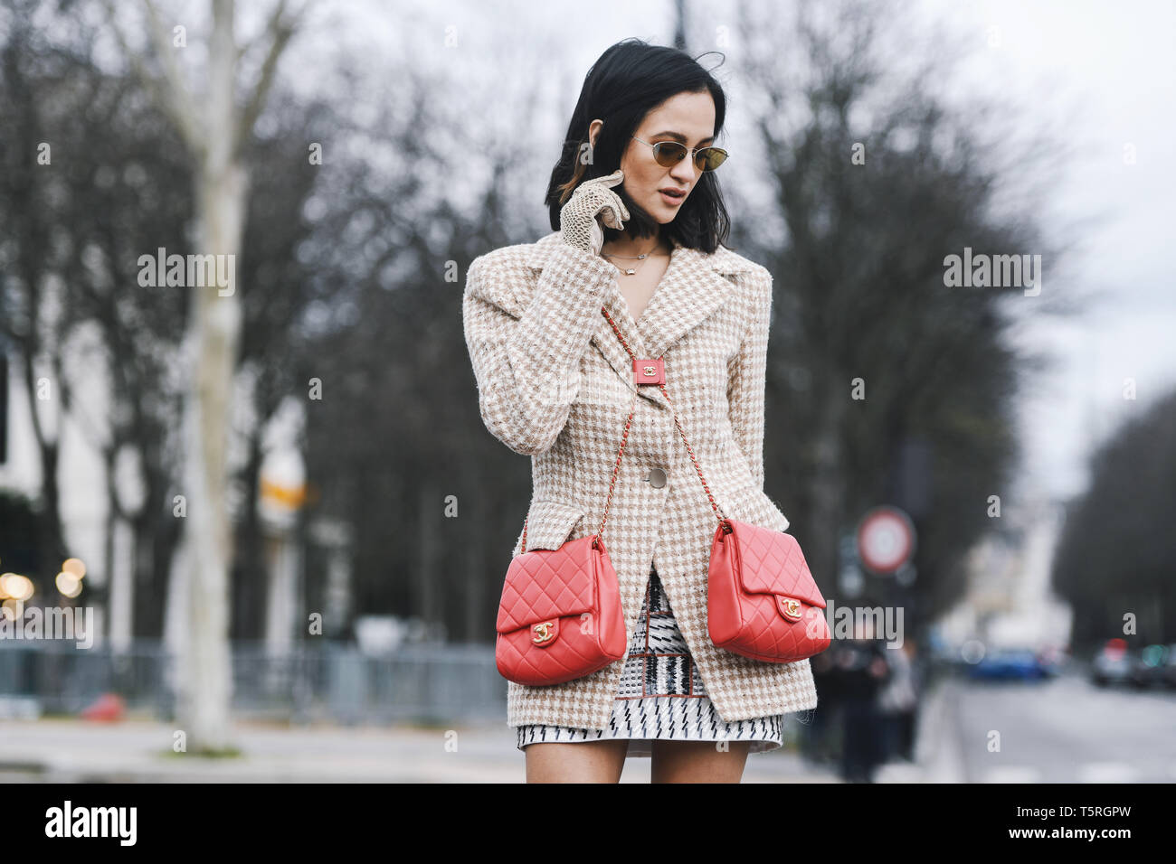 Parigi, Francia - 5 Marzo 2019: Street style - donna che indossa Blazer giacca rossa doppia Chanel borse prima di una sfilata di moda durante la settimana della moda di Parigi - PF Foto Stock