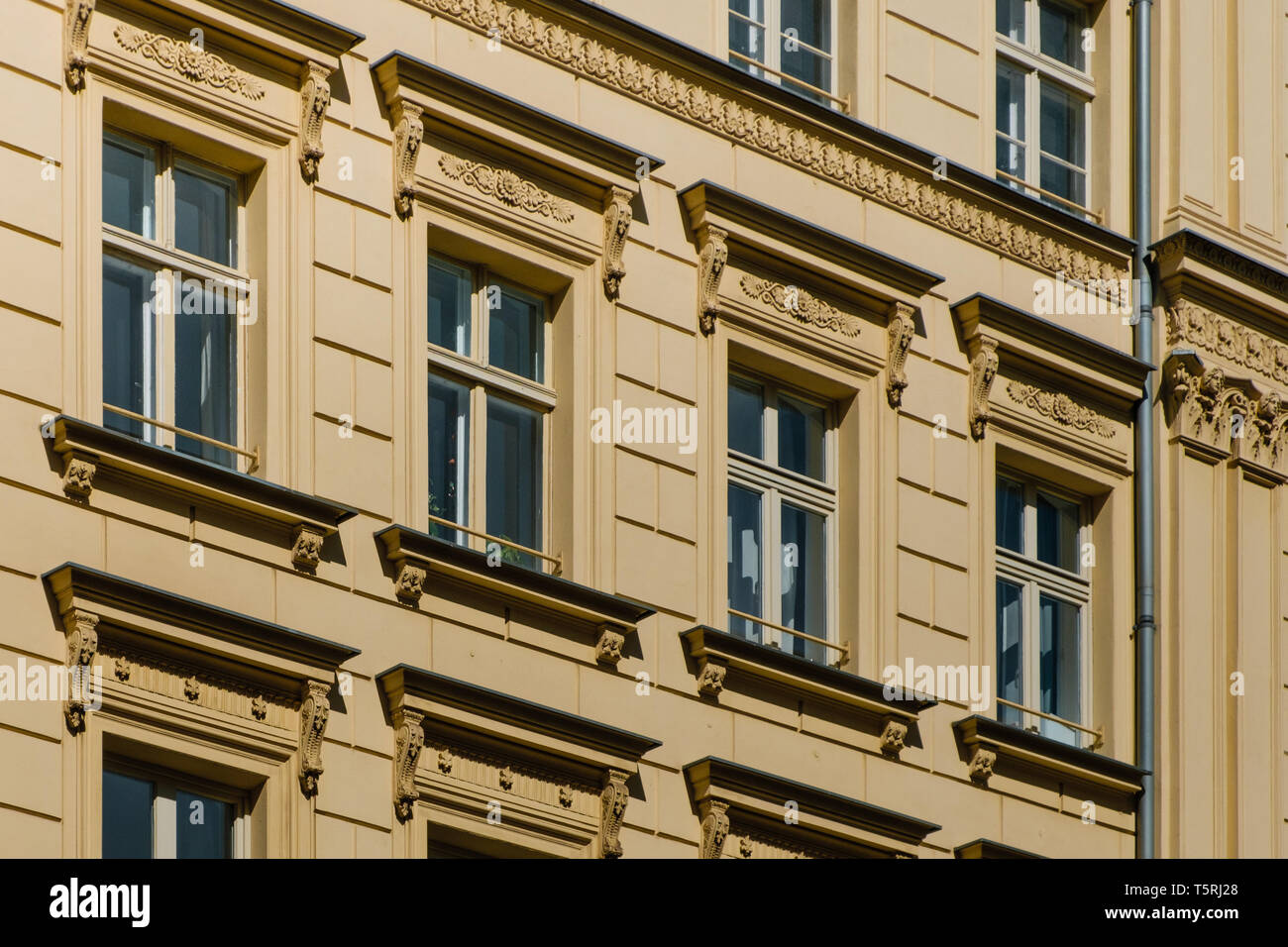 Windows sul periodo di facciata di edificio - casa ristrutturata, Berlino - Foto Stock