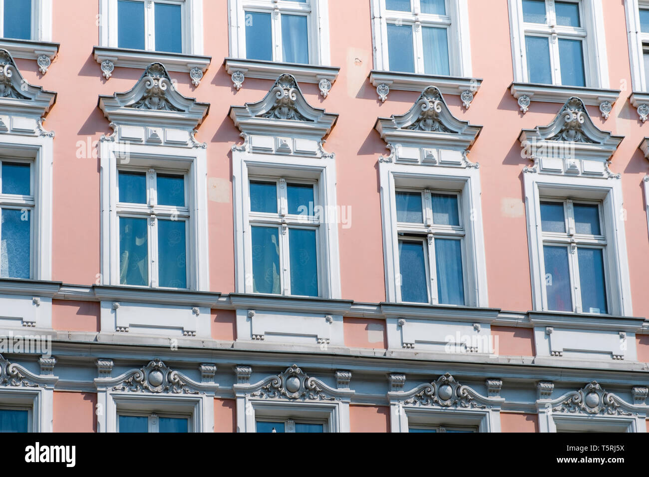 Windows sul periodo di facciata di edificio - casa ristrutturata, Berlino - Foto Stock