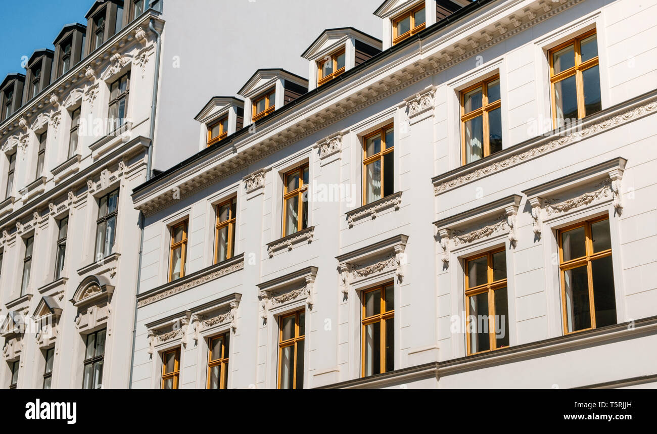 Vecchia restaurata facciata della casa, bellissimo edificio esterno - real estate - Foto Stock