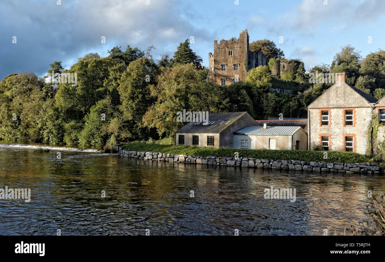 Ardfinnan castello nel villaggio di Ardfinnan nella Contea di Tipperary sollevandosi al di sopra del fiume Suir.L'Irlanda. Foto Stock