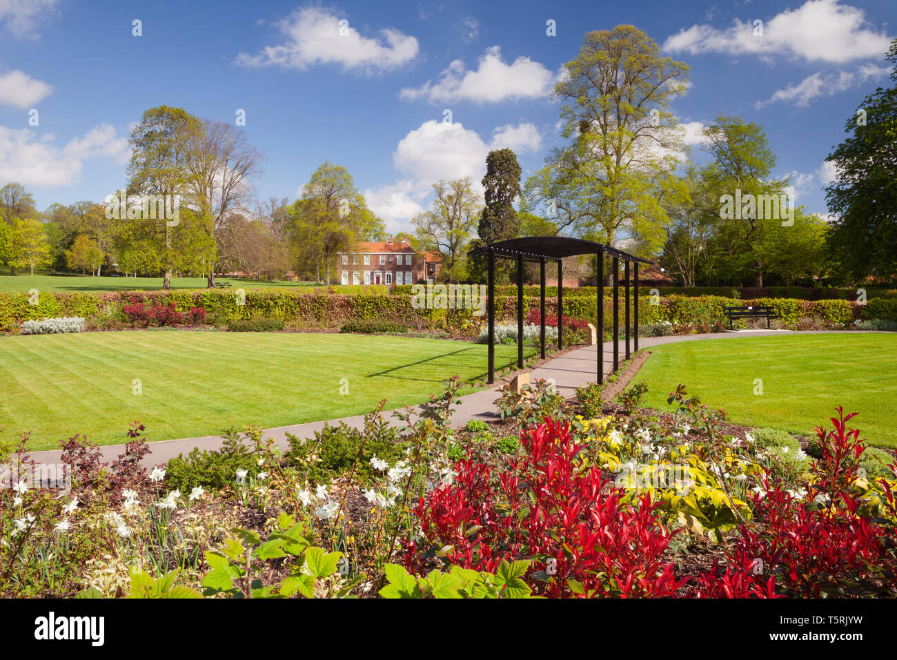 Il Ciad Varah Memorial Garden in Baysgarth Parco in primavera. Barton-su-Humber, North Lincolnshire, Regno Unito. Il 26 aprile 2019. Foto Stock