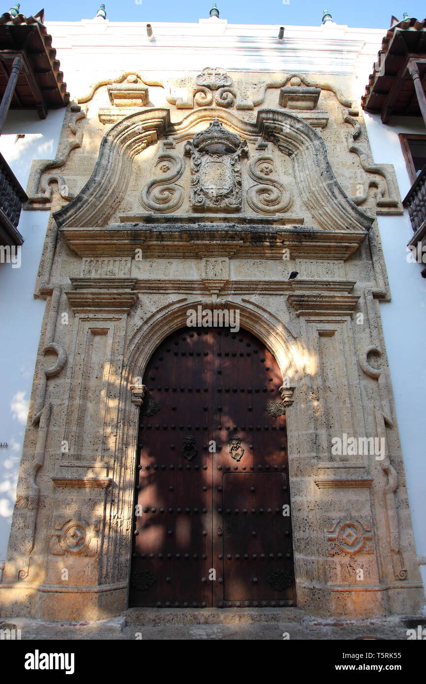 Ornati in ingresso al Palazzo dell'Inquisizione, costruita nel 1770, ora il Museo di storia nel centro storico di Cartagena in Colombia Foto Stock