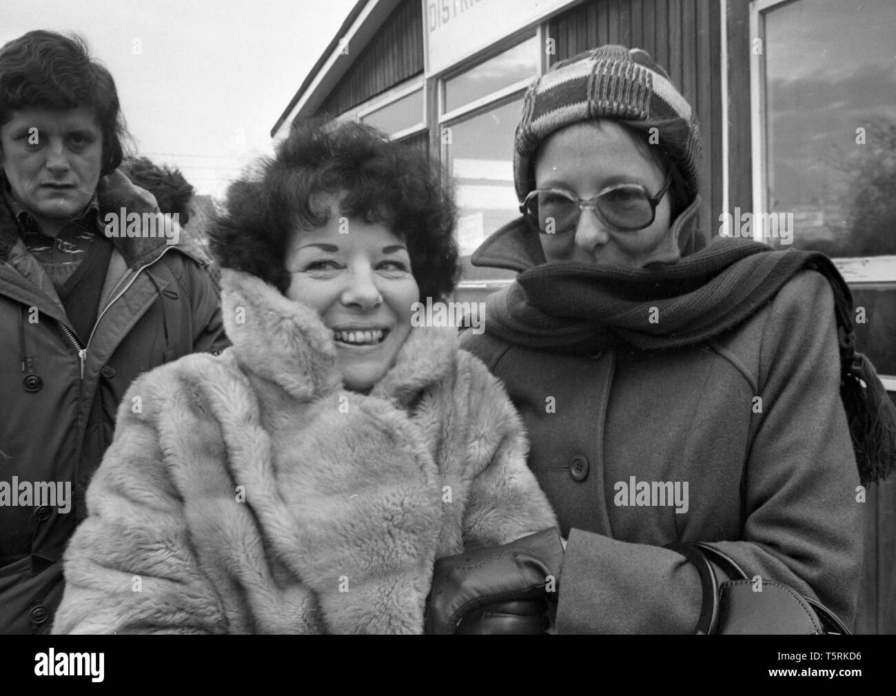 Code di persone al di fuori della sede sociale ufficio in Harrow Manor modo, Abbey Wood, Greenwich, Londra in 1976. Foto Stock