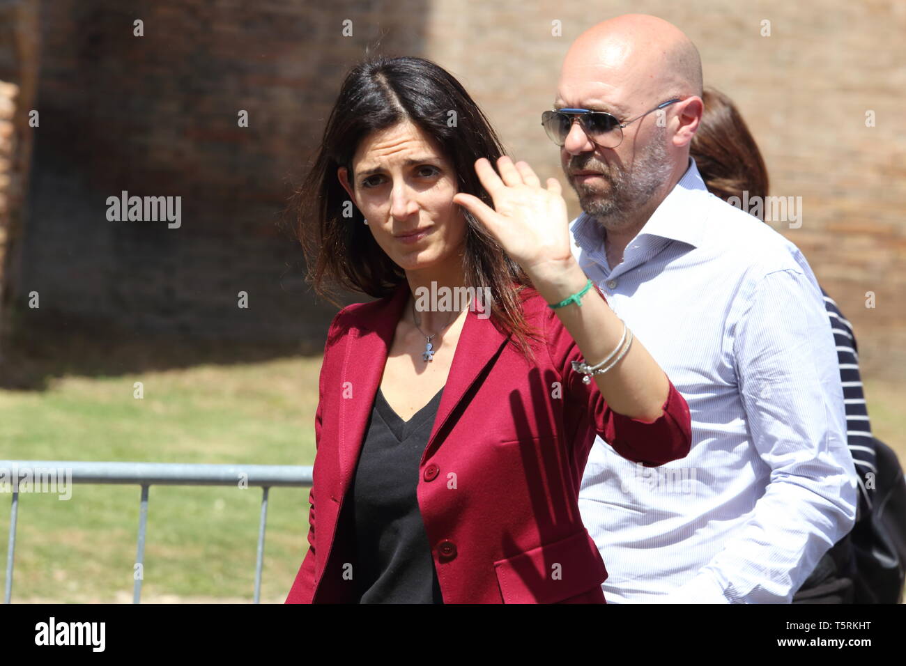 Roma - 25 aprile 2019: Il sindaco Virginia Raggi lascia la scena dell'evento ANPI Foto Stock