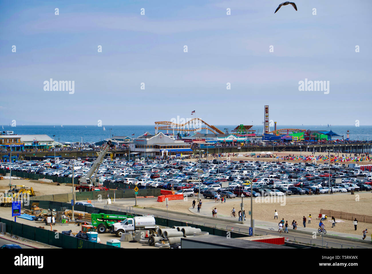 LOS ANGELES, Stati Uniti d'America - 21 Maggio 2018: vista superiore della spiaggia di Santa Monica. Parcheggio e intrattenimento pier Foto Stock