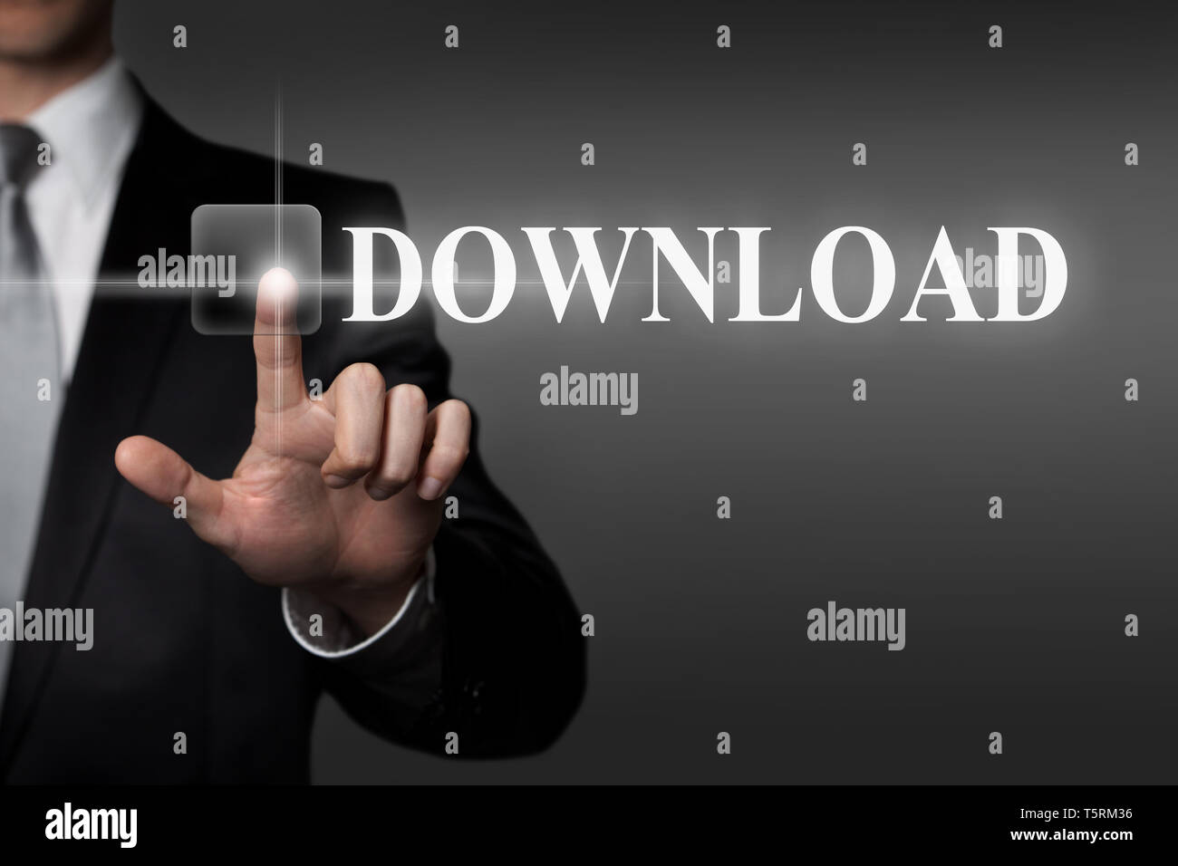 Tecnologia, internet, rete, Concetto aziendale - imprenditore nel soddisfare preme virtuale interfaccia touchscreen pulsante - parola inglese scarica Foto Stock