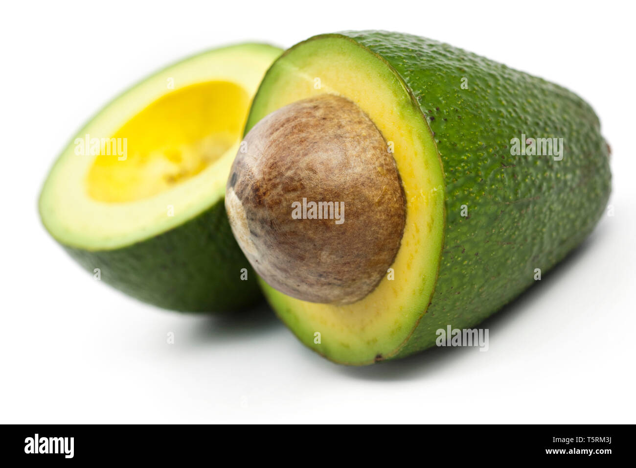 Tagliare avocado su sfondo bianco Foto Stock
