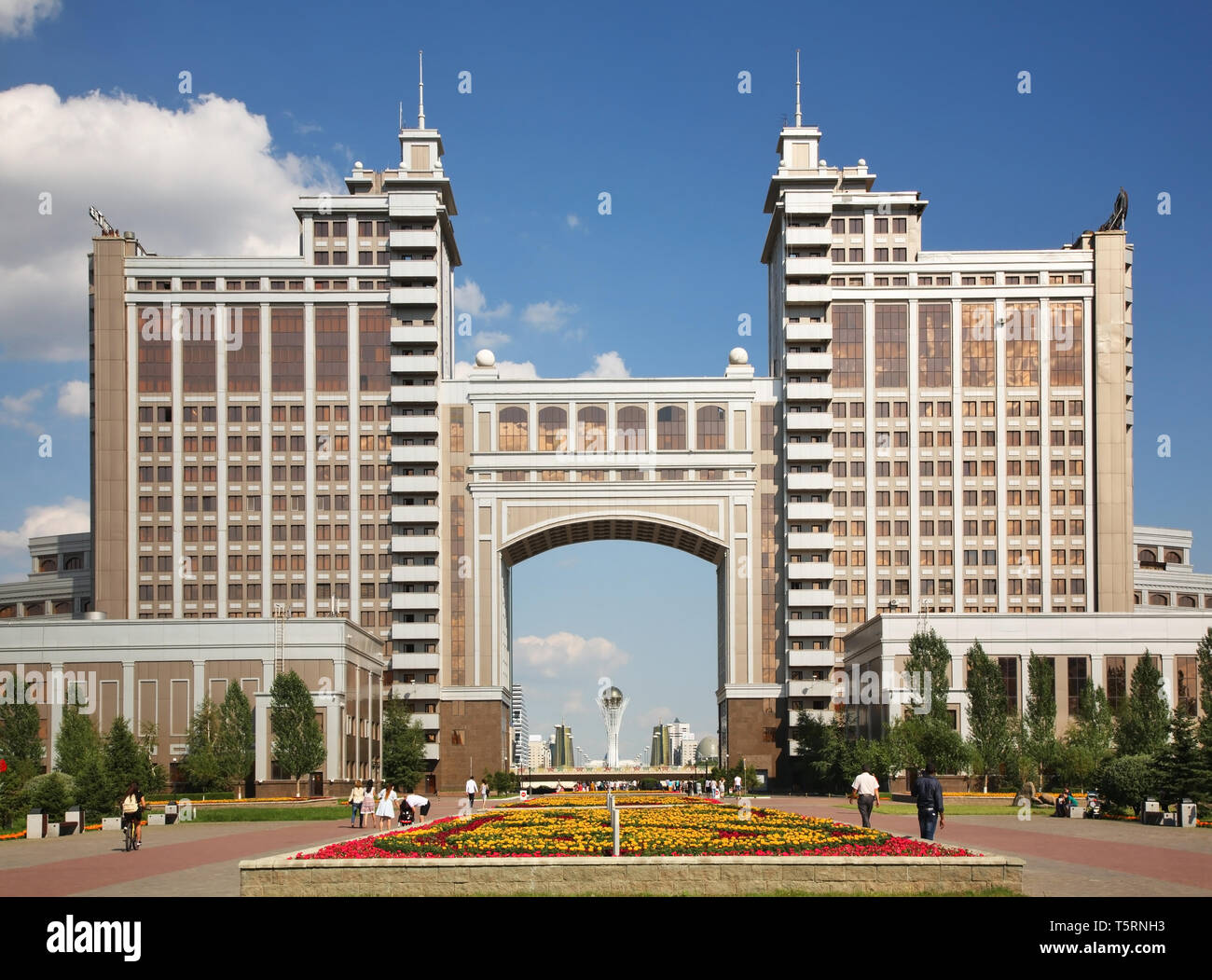 Parco di amanti e KazMunayGas edificio di Astana. Il Kazakistan Foto Stock