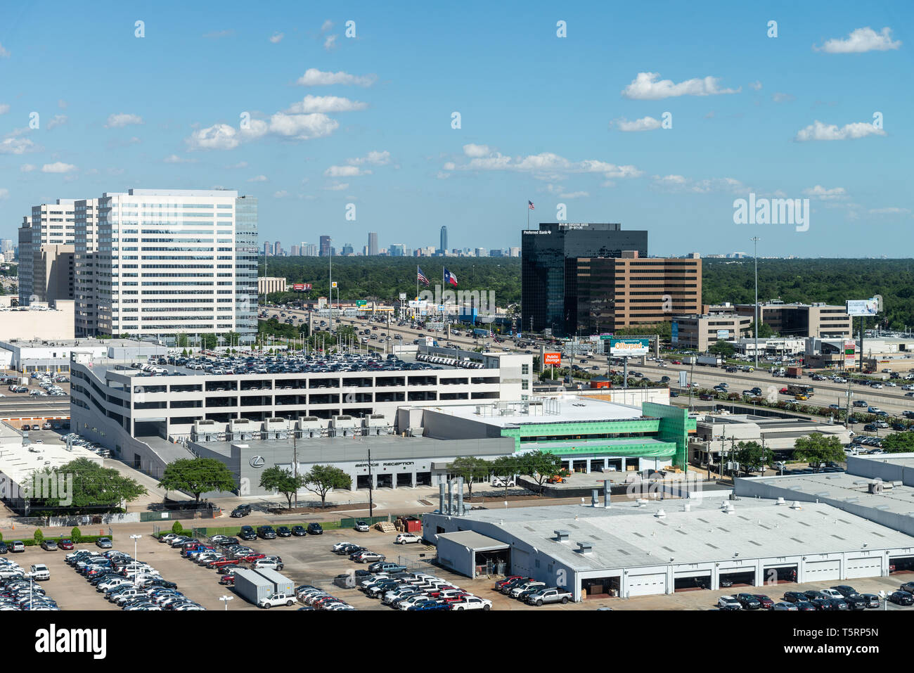 Vista aerea di edifici per uffici e occupato I-10 il traffico nel lato ovest di Houston, Texas, Stati Uniti d'America. Foto Stock