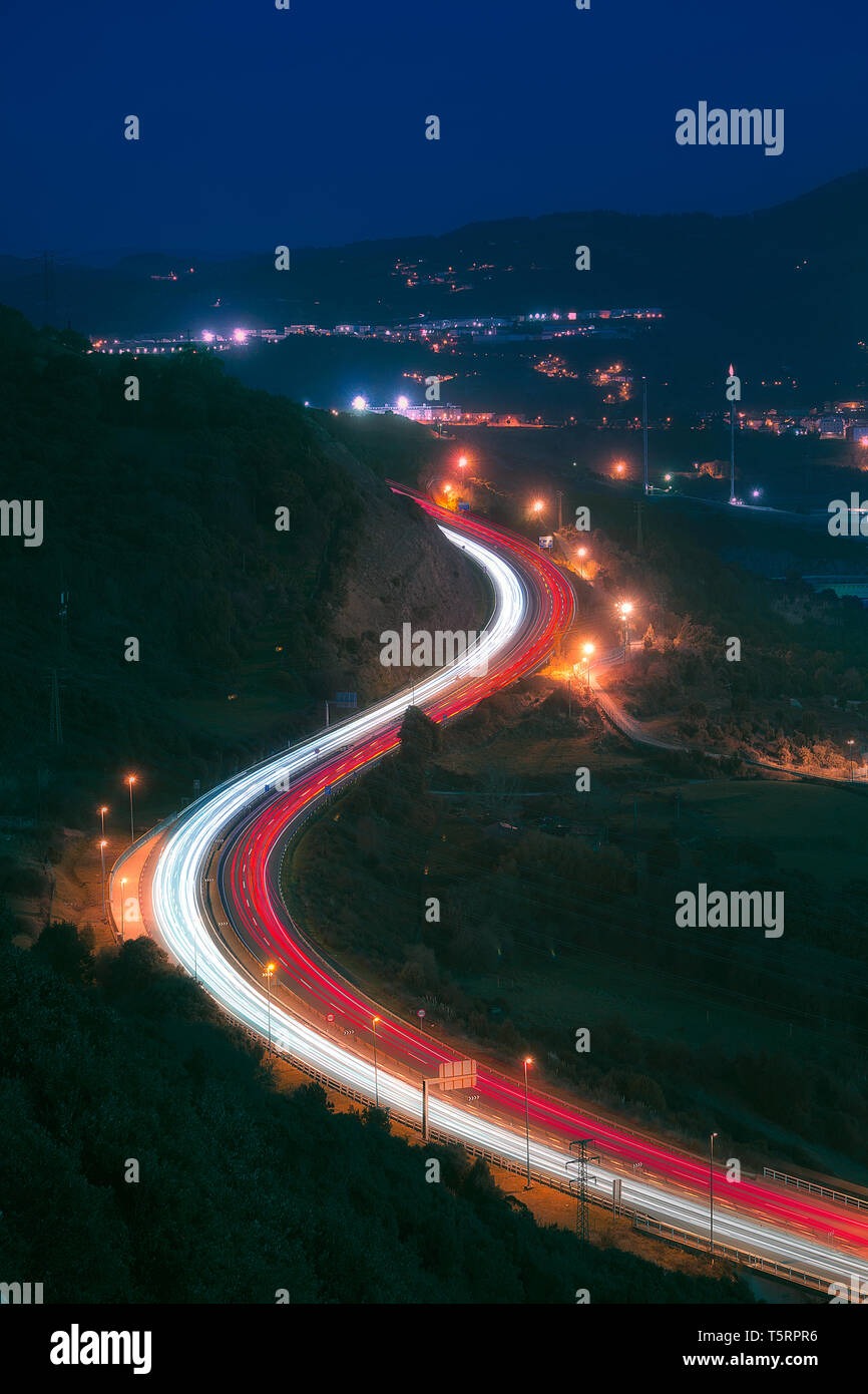 Auto sentieri di luce in autostrada di notte Foto Stock
