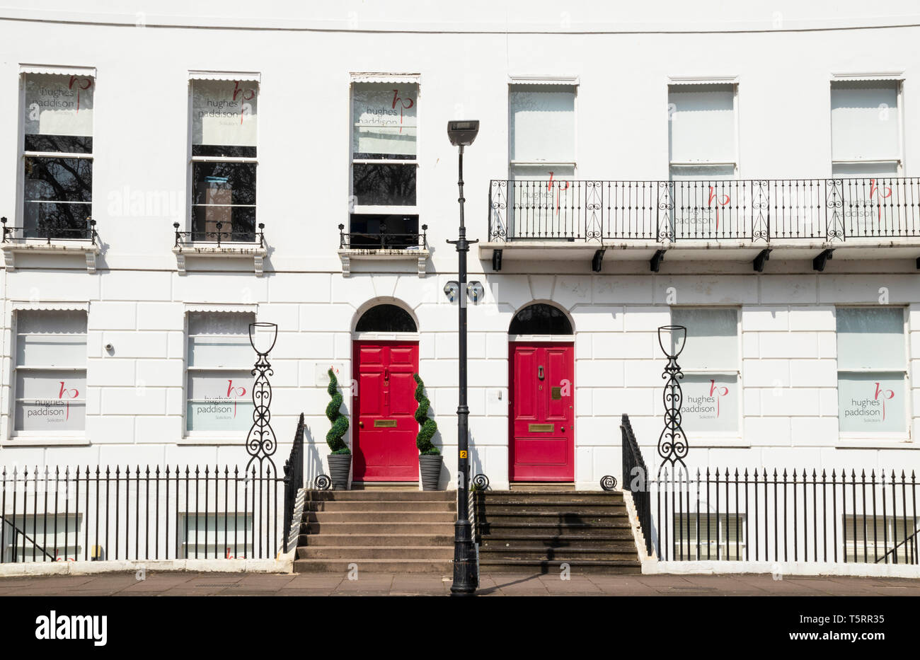 Due porte rosso a terrazza di un casa georgiana sul Royal Crescent Cheltenham Spa Gloucestershire Inghilterra GB UK EU Europe Foto Stock