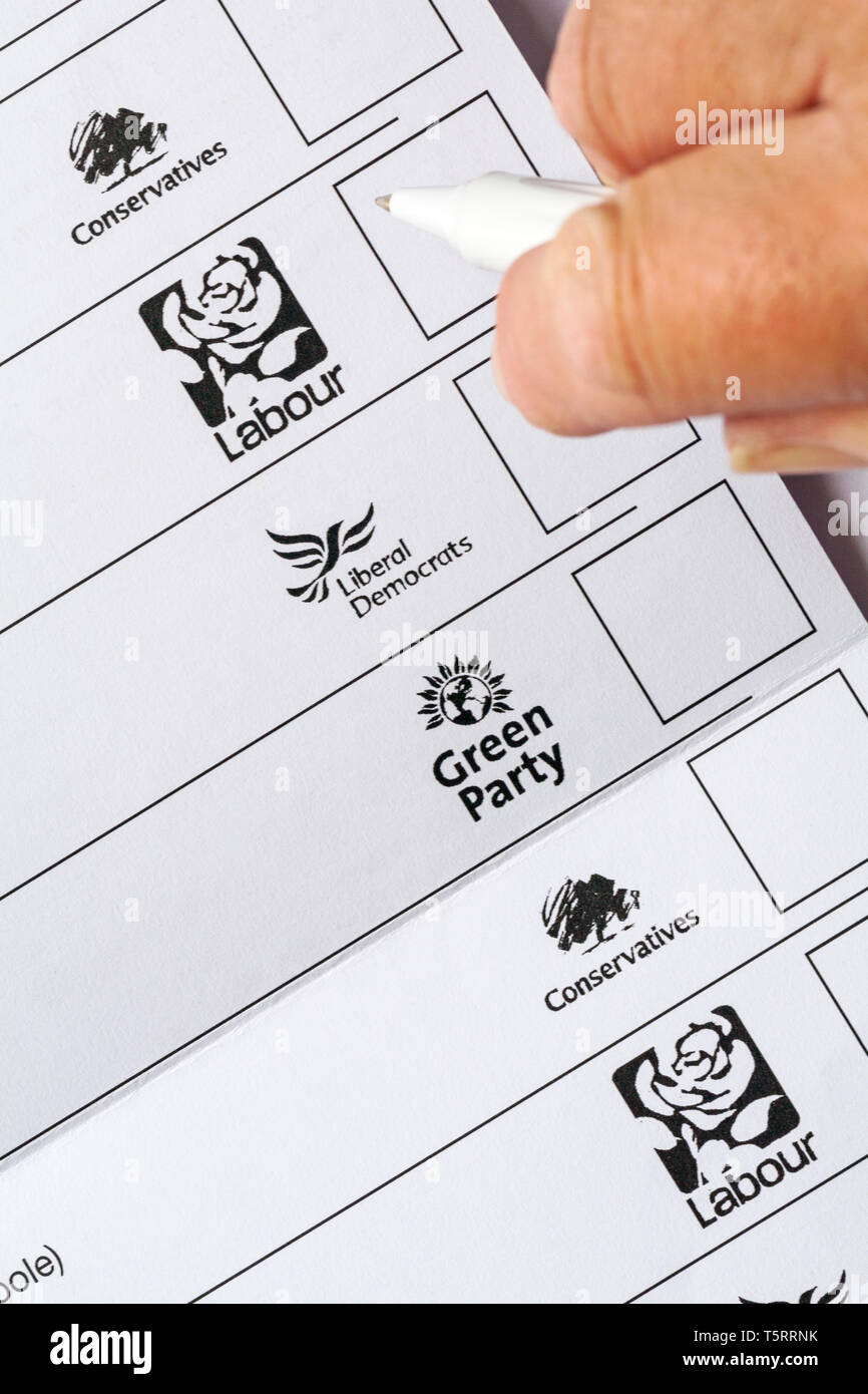 La carta di voto dello slittamento di forma che mostra parti con scatole per le elezioni locali in UK - mettere la croce nella casella del lavoro Foto Stock