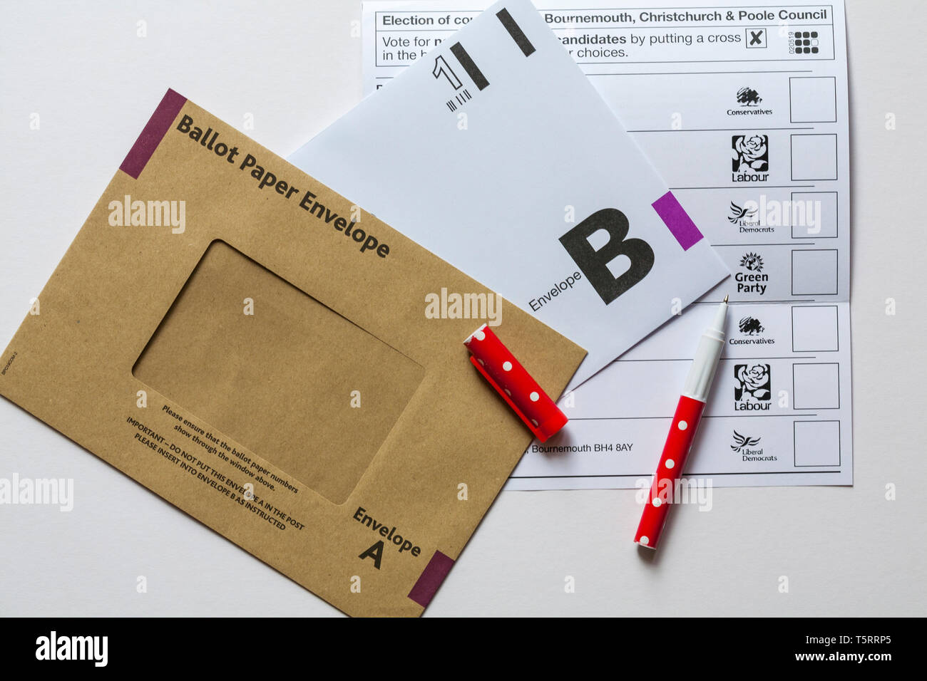 Scrutinio busta di carta carta di voto dello slittamento di forma che mostra parti con scatole per le elezioni locali nel Regno Unito Foto Stock