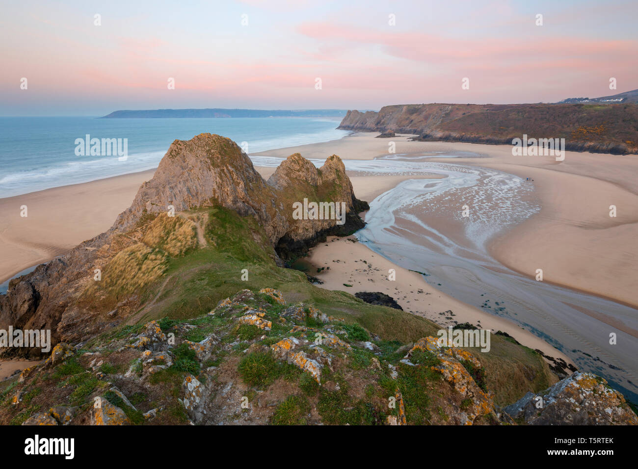 Three Cliffs Bay a sunrise ad alta marea, Penisola di Gower, Swansea, West Glamorgan, Wales, Regno Unito, Europa Foto Stock