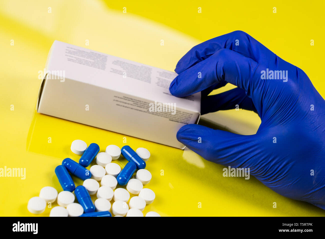 Medicine e pillole su sfondo giallo Foto Stock