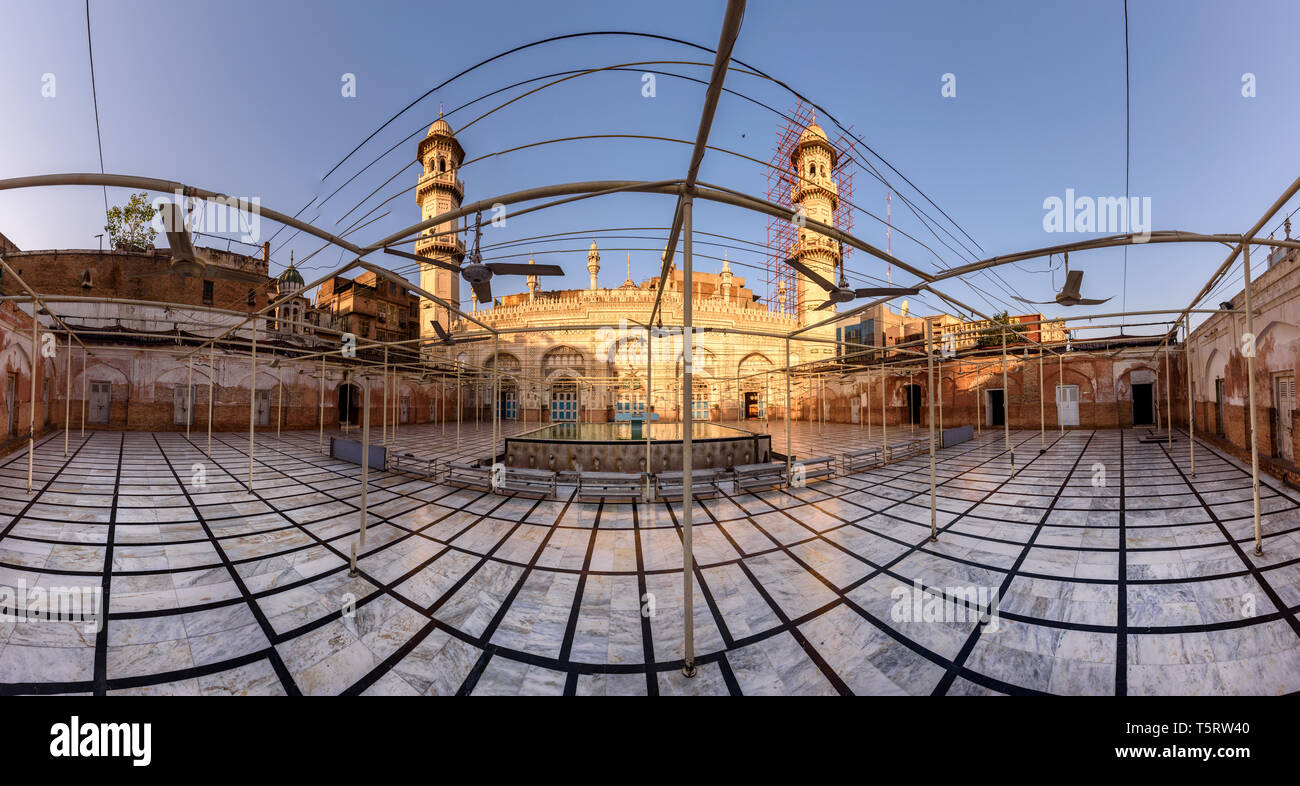 La moschea e la facciata in marmo bianco è considerato essere uno di Peshawar più iconiche attrazioni. Foto Stock