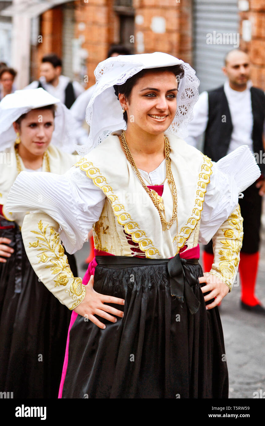 Donna in costume tradizionale - chiamato 'pacchiana' - durante il festival  religioso 'Sagra delle Regne' a Minturno - Italia Foto stock - Alamy