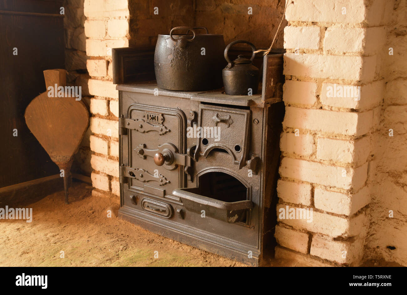 Tipico ghisa cucina con pot, bollitore e soffietto di una metà del diciottesimo secolo agriturismo a Hamptonne fattoria Jersey. Foto Stock