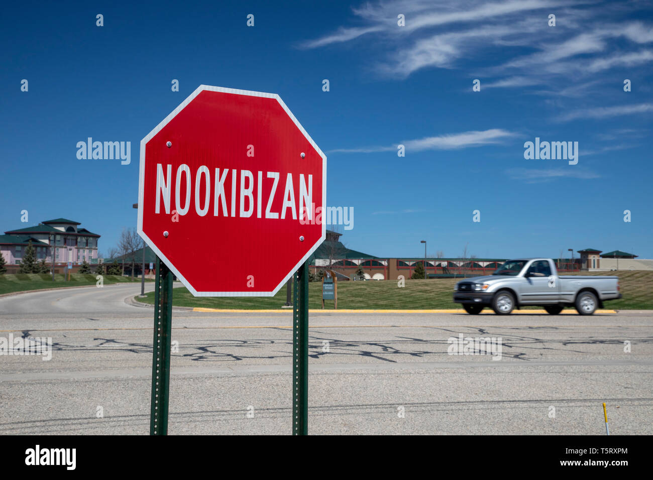 Mt. Piacevole, Michigan - un segno di stop nella lingua Anishinabel, Anishinabemowin, presso il Centro Ziibiwing di Anishinabe Cultura & Lifeways. Il Ziibi Foto Stock