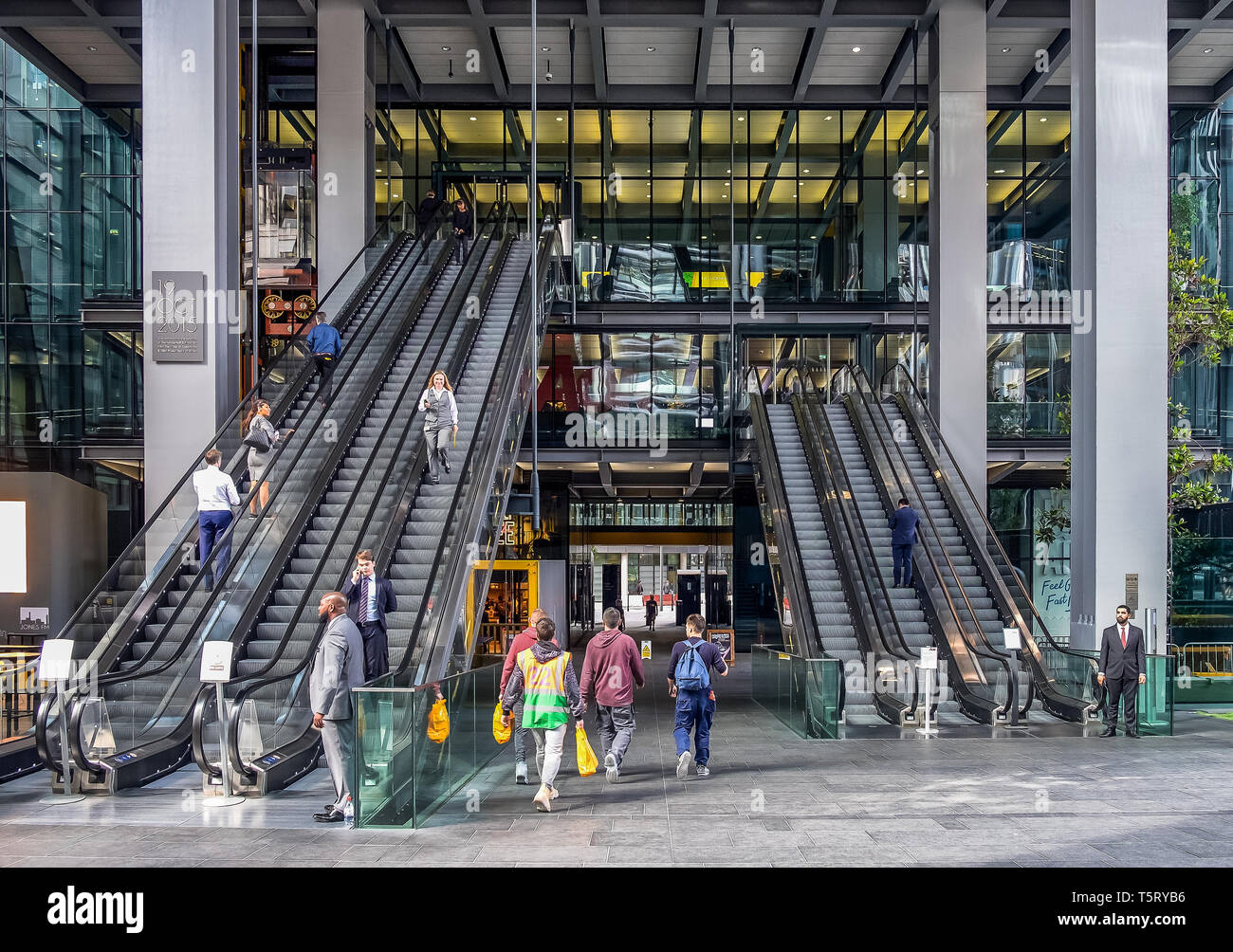 Londra, UK, ago 2018, l'ingresso del Leadenhall Building conosciuto informalmente come il Cheesegrater Foto Stock