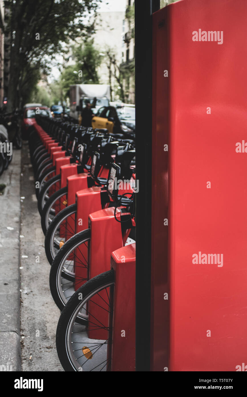 Barcellona, Spagna. Il 15 aprile 2019. Bicing - Barcellona il noleggio biciclette, sistema pila di cicli di rosso su strada. Foto Stock