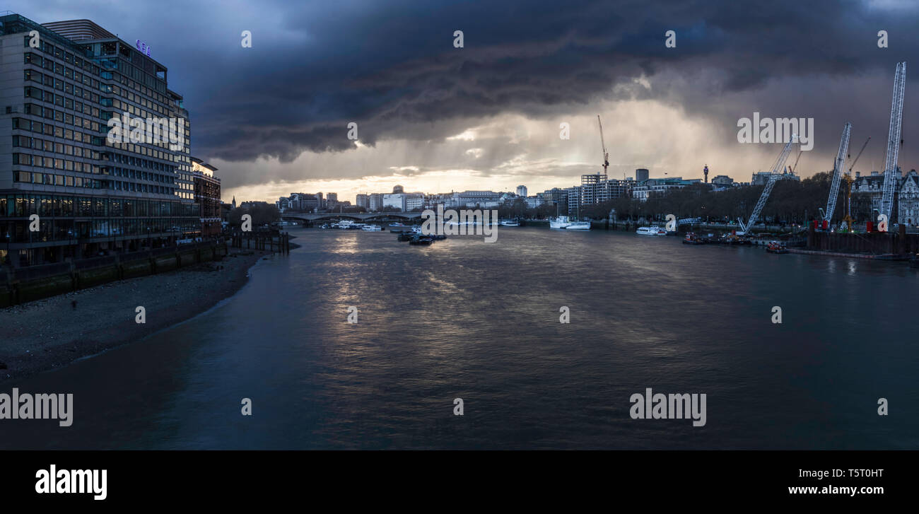 Tramonto primaverile presso il fiume nel centro di Londra. Credo sky dargli un aspetto drammatico Foto Stock