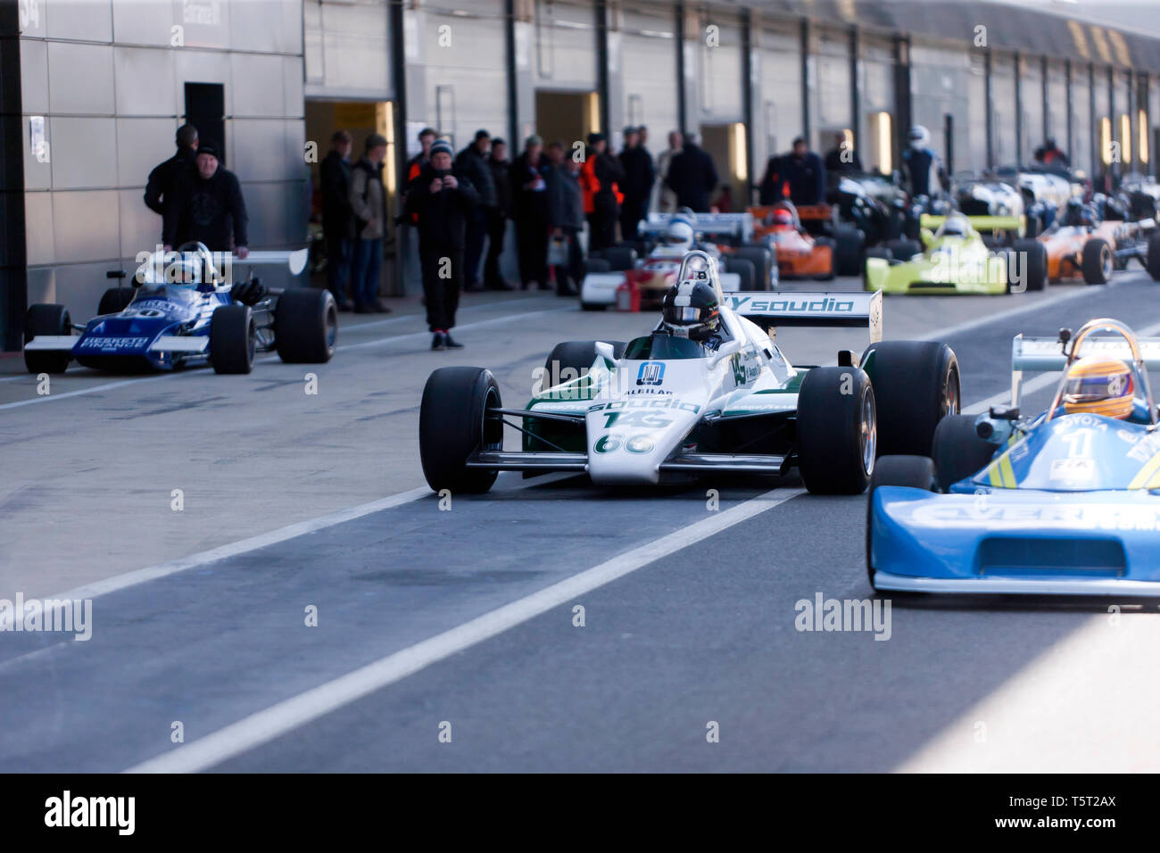 Storica Formula 1, 2 e 3 del racing cars assemblare internazionale in pit lane per una sfilata giro, durante il 2019 Silverstone Classic Media Day. Foto Stock