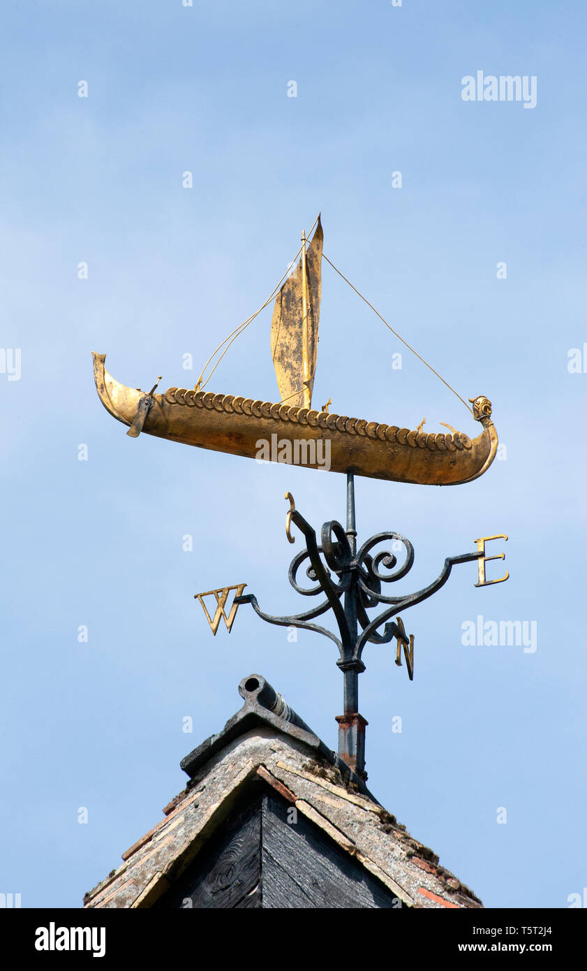 Un viking longship banderuola seduta al di sopra di Anglesey Abbey in lode, Cambridgeshire. Un ex priorato ma dal 1930 il paese casa del Signore Fairhaven. Foto Stock