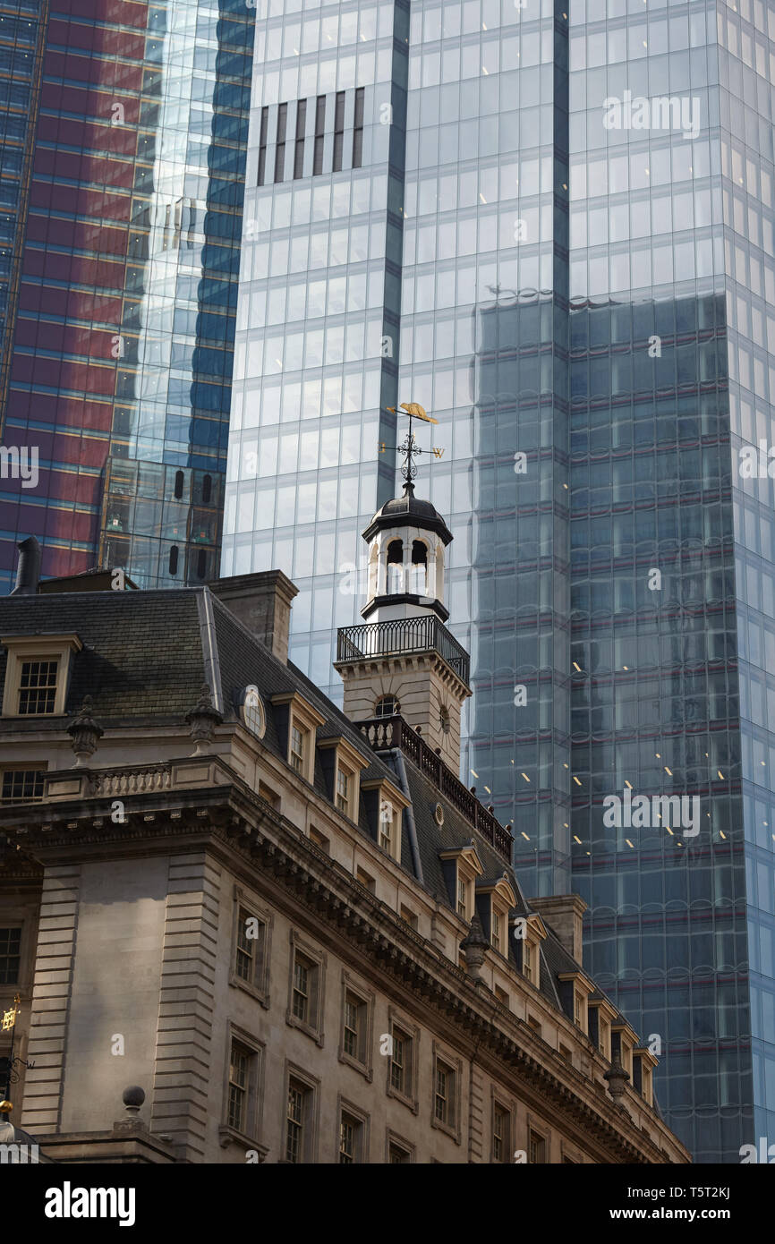 St Helen's Place,(ex Hudson's Bay Company Building), con 22 Bishopsgate, in costruzione, in background. Londra, Regno Unito. Foto Stock