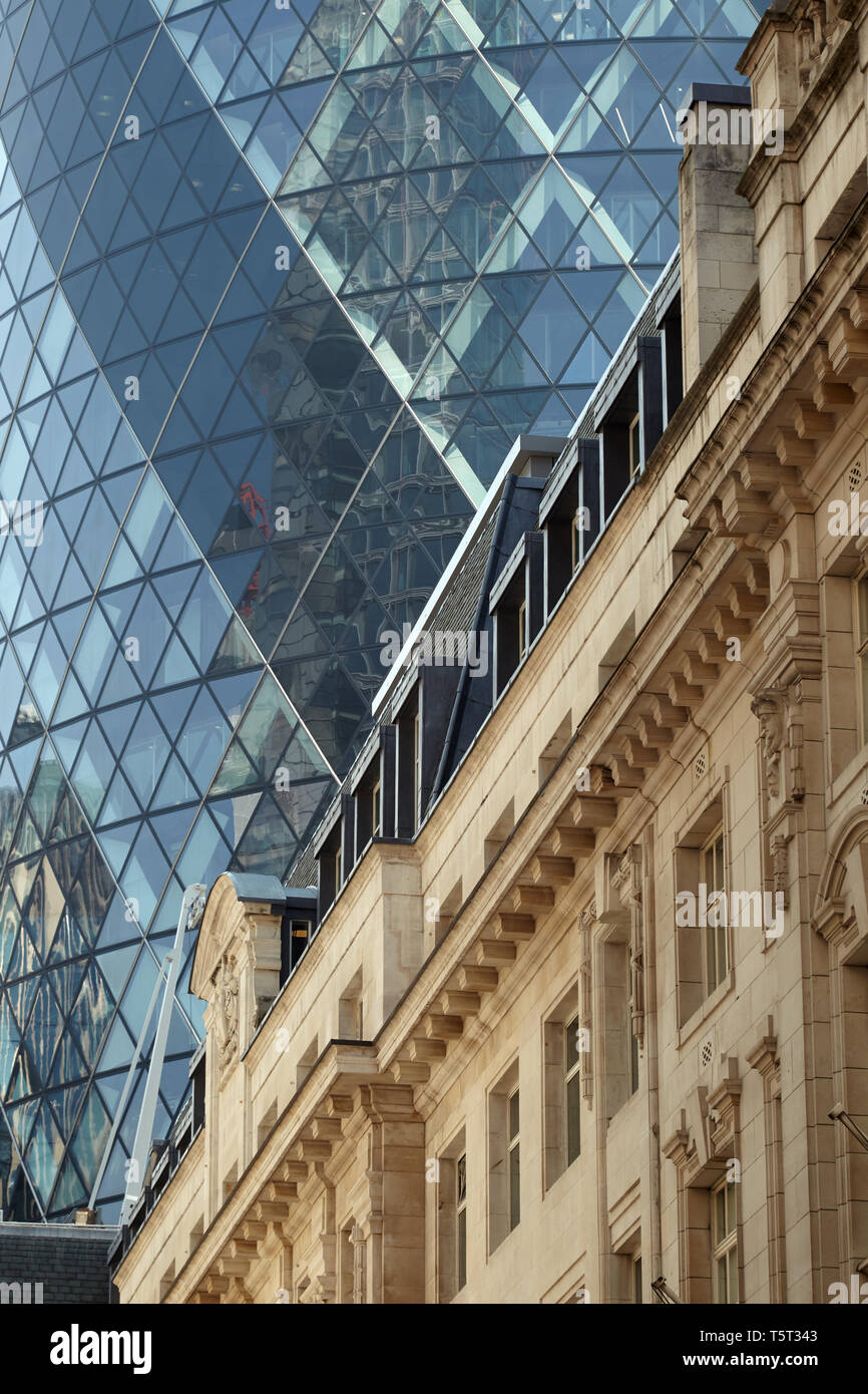 Il Gherkin,(30 St Mary Axe) con St Helen il luogo di costruzione in primo piano. Londra, UK. Foto Stock