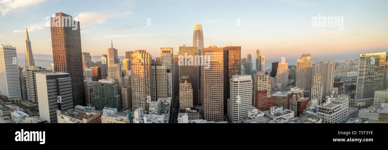 Tramonto panoramico su San Francisco Downtown. Foto Stock