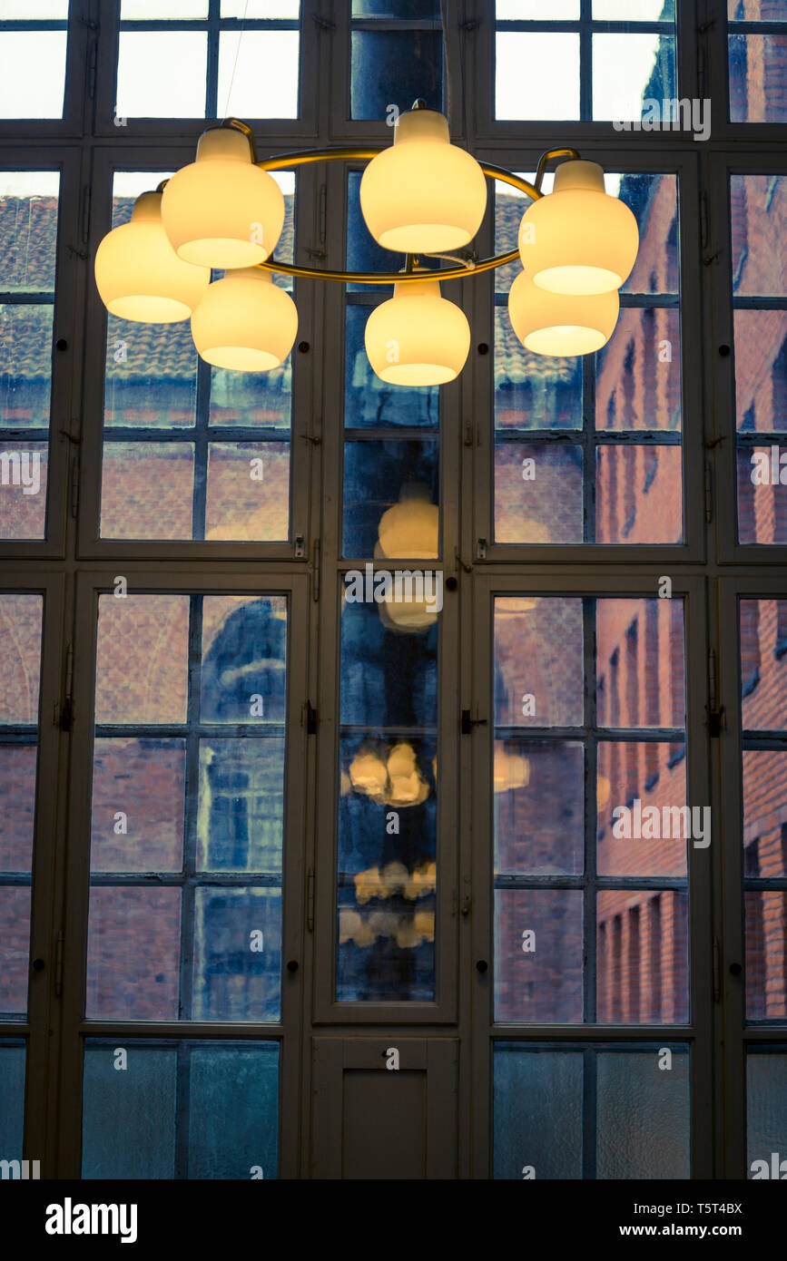 Lampada da soffitto in Royal Danish Libreria del vecchio edificio di Slotsholmen, Copenhagen, Danimarca Foto Stock