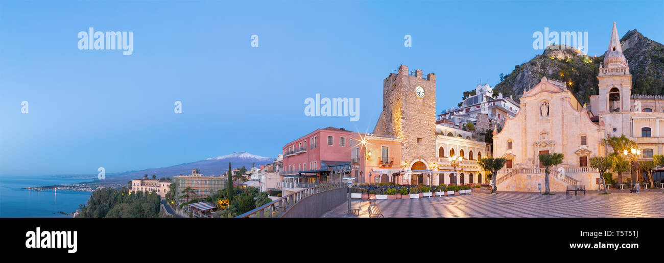 Taormina - Piazza IX Aprile e la chiesa di San Giuseppe Porta di Mezzo gate e Mt. Il vulcano Etna in background. Foto Stock