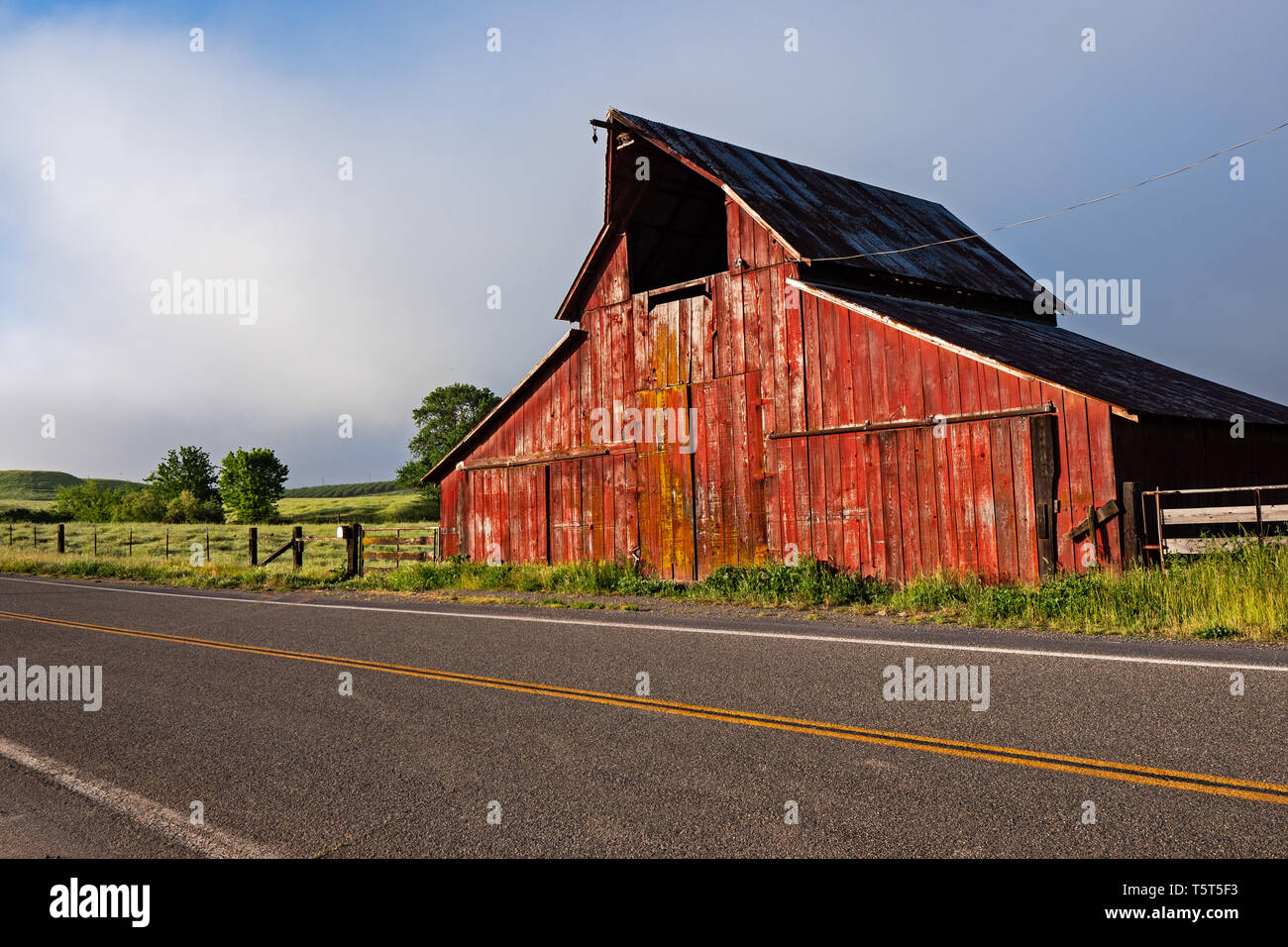 Granaio Rosso, antica strada di Sonora, California Foto Stock