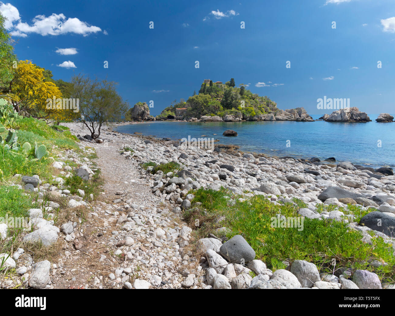 Taormina - La bellissima isola piccola Isola Bella e la spiaggia con le pietre pomice. Foto Stock