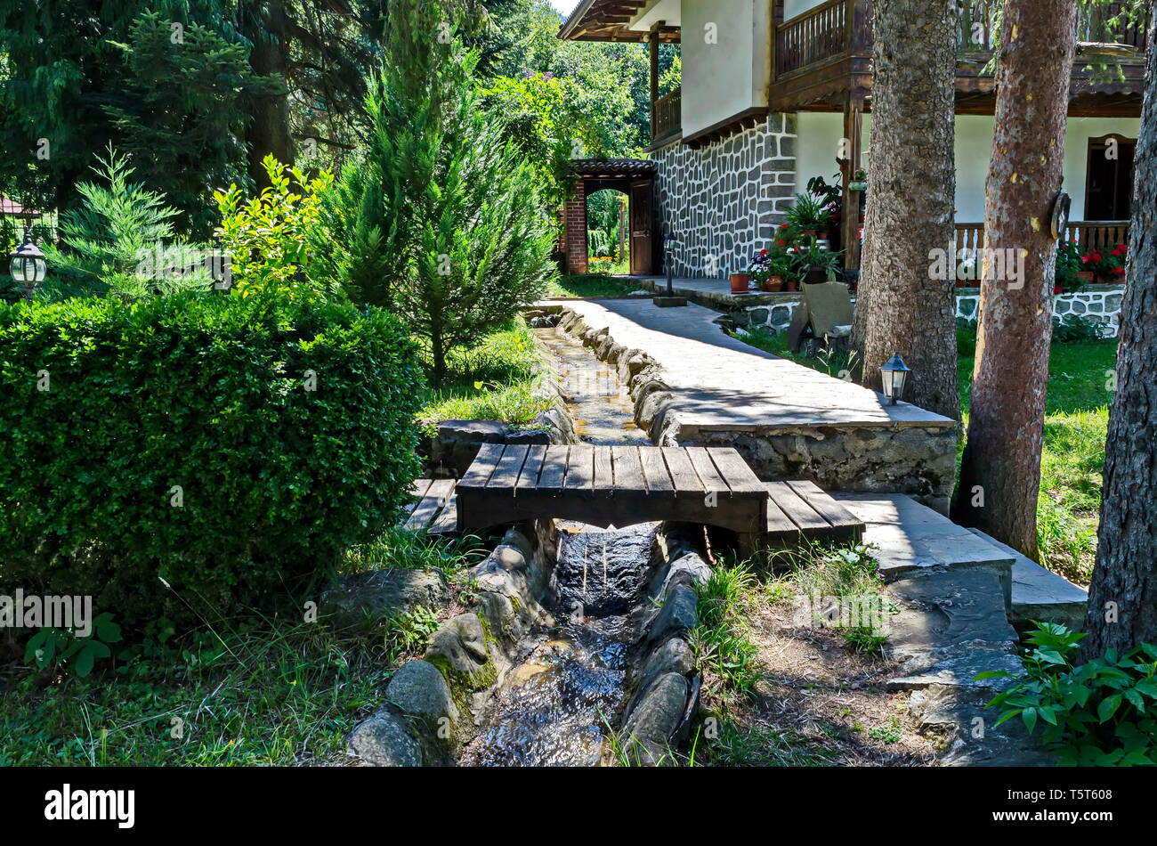 Monastero di Klisura San Cirillo e San Metodio, fondata nel XII secolo con uscita dal monastero cortile con flusso di visitatori il giardino, esitano di fronte Foto Stock