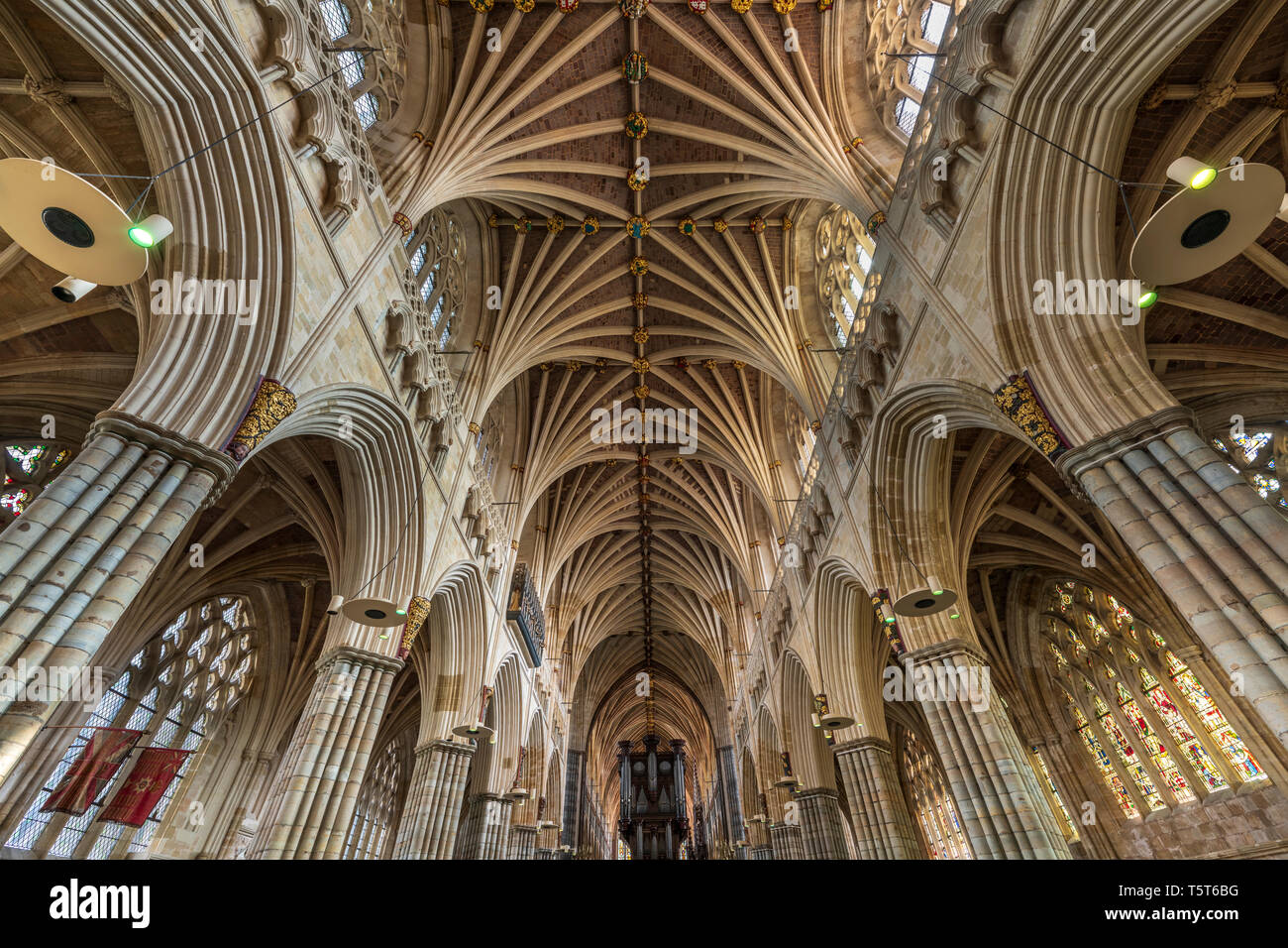 L interno della chiesa cattedrale di San Pietro, un capolavoro medievale meglio conosciuta come la Cattedrale di Exeter, guardando verso la cappella dedicata alla Vergine con la sua imp Foto Stock